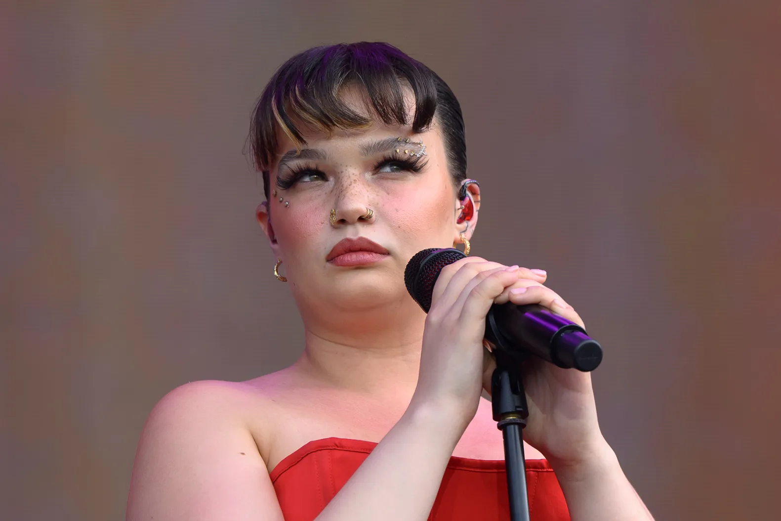 Lola Young in concert